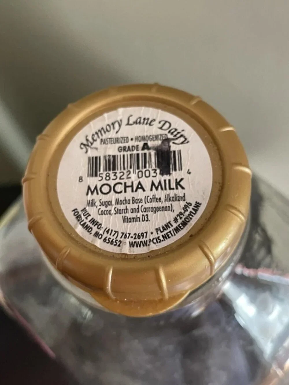 MEMORY LANE DAIRY FORDLAND MO. 64 oz. MOCHA GLASS MILK BOTTLE GOLD LID